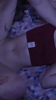 Mój ojczym wydaje się domyślać, że rzeczywiście lubię jego nocne wizyty