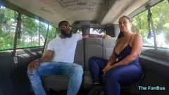 QueenRogue et Massagebyblack baisent dans un bus