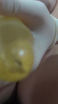 La Mia Sorellastra Indiana Circoncisa E Infila Un Dildo in Guanti Medici Bianchi, Poi Gioca Con Il Dildo E Infine Si Masturba