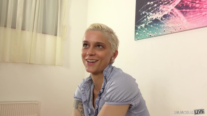 Immoral Live: Wilde vrouw Mila Milan hunkert naar een grote pik
