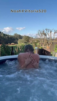 Sex în aer liber cu o mamă sexy blondă fierbinte într-o cadă cu hidromasaj - jacuzzi