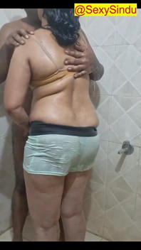Çift ateşli banyo yapıyor öpüşüyor