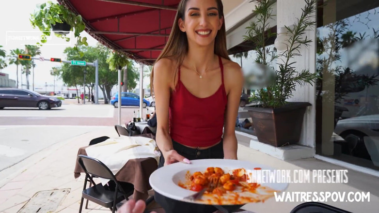 Waitress POV: Офіціантка, відео від першої особи - Наталія Нікс - дегустація італійської