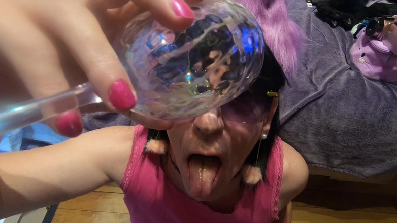 Daphne Desire: Daphne把精液倒在她的脸上，并把它抹在她的嘴唇上