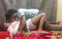 Sarika Vikki: Молодая индийская возбужденная пара, грубый секс в спальне в помещении