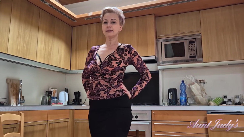 Aunt Judy's: Auntjudys - Cycata Amatorska MILF Wanilianna Wysiada W Kuchni