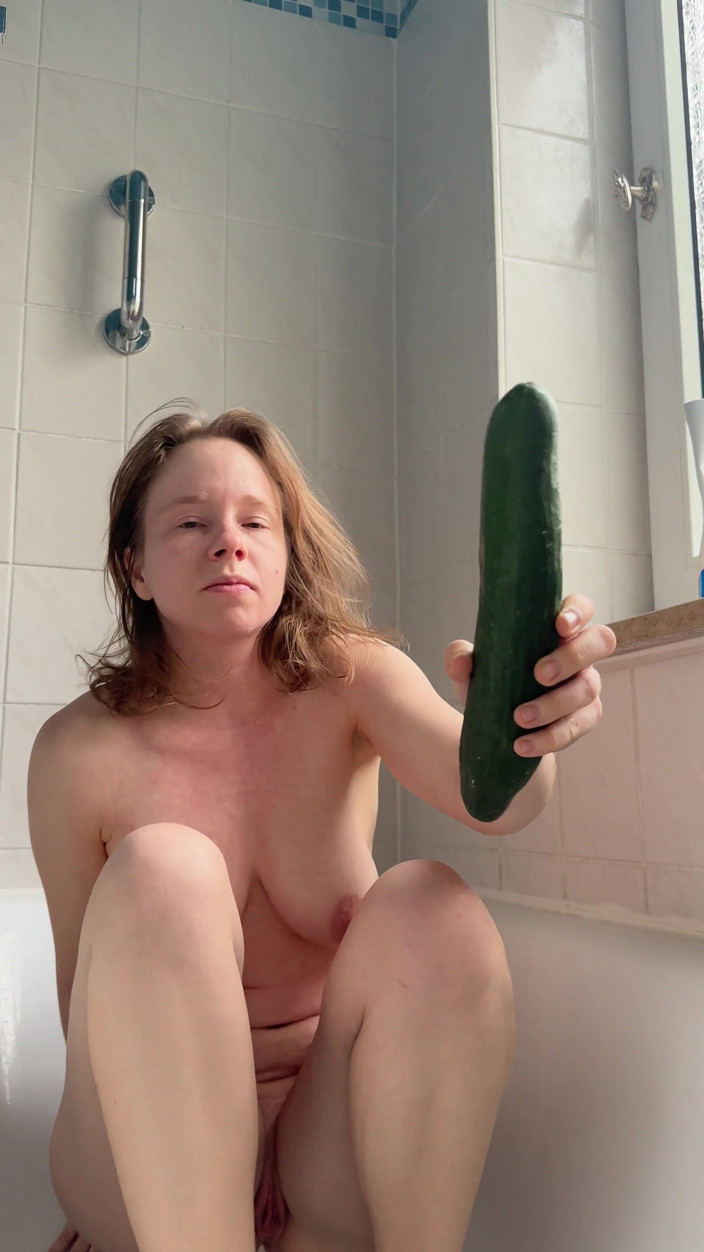 SweetLucy96: Pepino é grosso demais para minha buceta