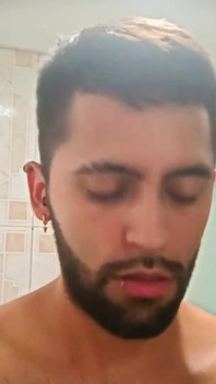 No hands water masturbation. Letting the stream of water fall on my big uncut latino cock until it makes me cum hands free ?