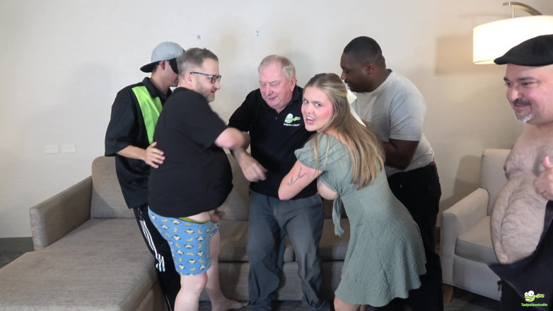 TadpolexStudio: Wisconsin Tiff gangbang met anaal met een bukkake-einde