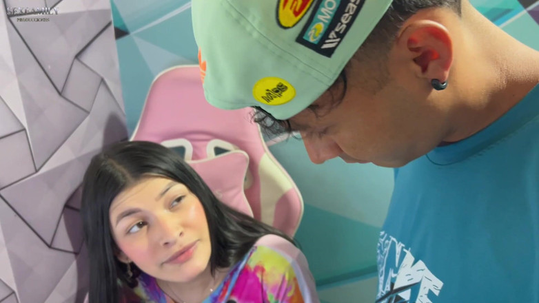 Foxxx: Îmi ajut sora vitregă cu temele ei în schimbul unui futai...