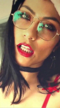 Tubuh sensual Latina berpose rok lateksnya