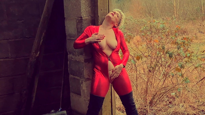 Kylie Britain Adventures: 자지를 빨아주는 발정난 십대
