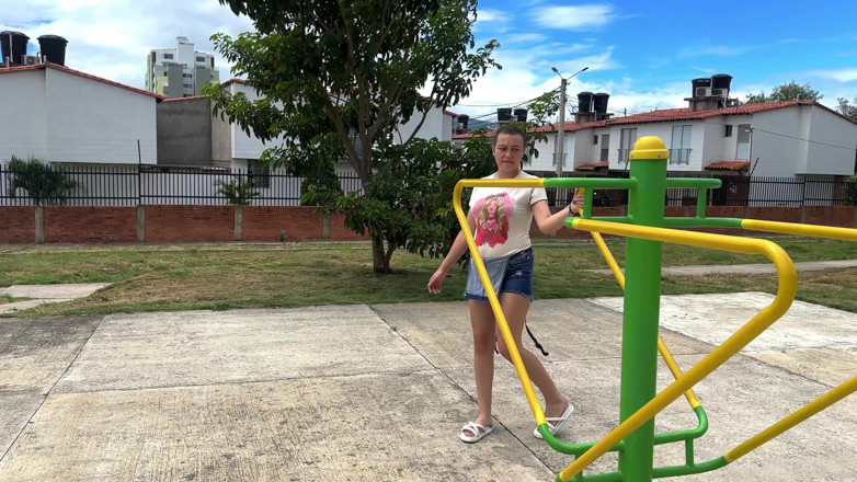 Julianaburning: Eu vejo um anão com tesão cavalgando uma árvore me assistindo...