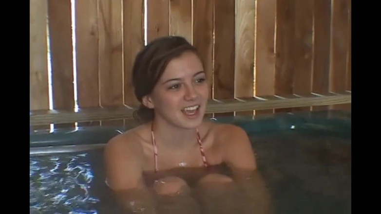 Wet Moments: 5 Giovani Troie Hanno Un'orgia Alla Spa