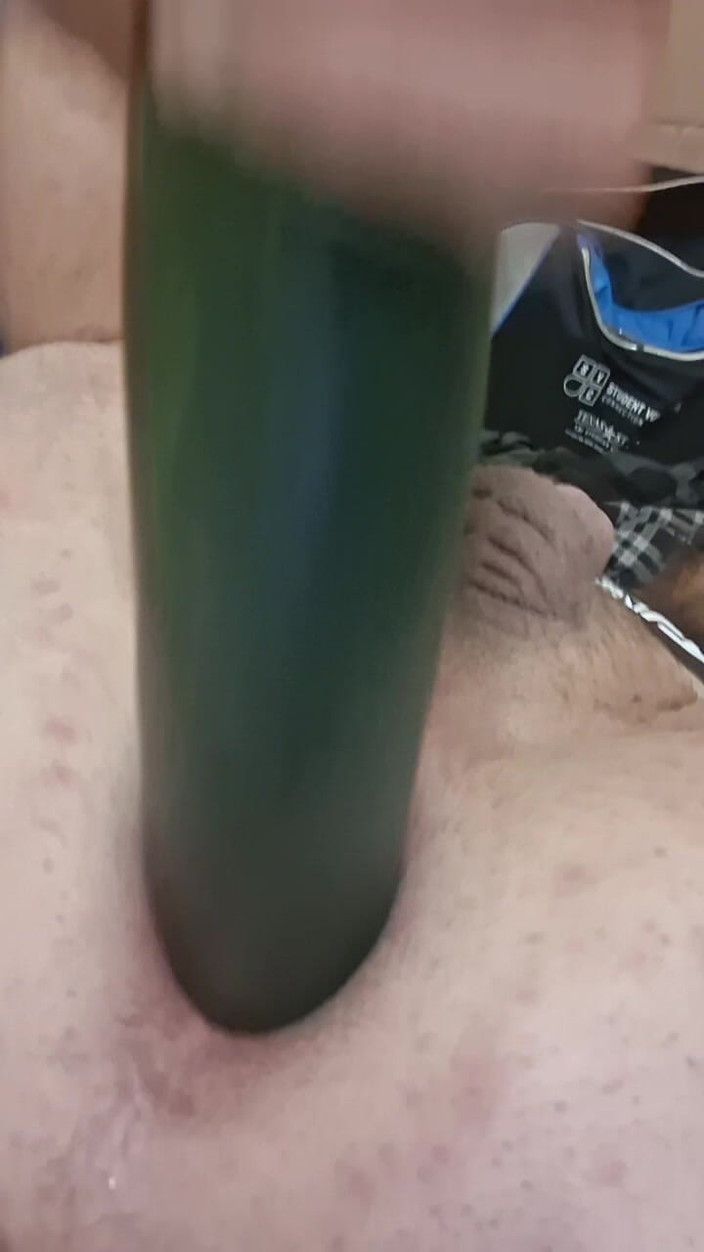 BottomBoyDougie: Šukám svoji díru okurkou