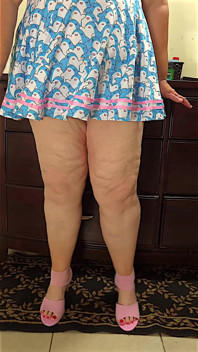 Une femme en robe sans culotte exhibe sa grosse chatte et son cul énorme après être rentrée chez elle après s’être fait baiser par des inconnus