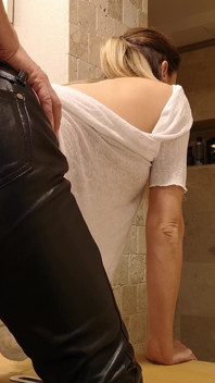 MILF blondă cu sâni mari în pantaloni de piele a fost futută anal și cremoasă