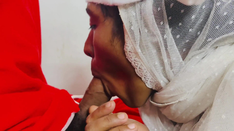 Immfuck: Müslüman tesettürlü Hintli kız ve Noel Baba noel özel gırtlağına kadar...