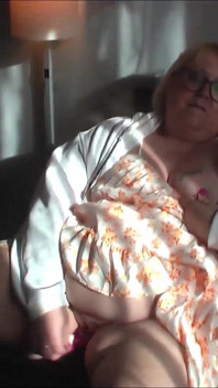 Lexie se întoarce în camera ei de hotel cu o jucărie nouă