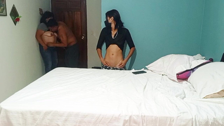 Milfta boohot: Mi Hermanastra Flaca Me Mira Follar a Mi Madrastra MILF