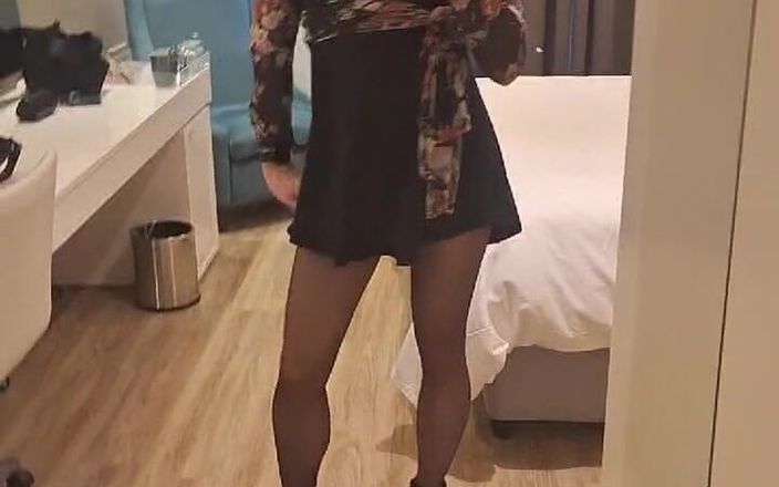 TSiris: Trans-meisje poserend in panty voor de spiegel