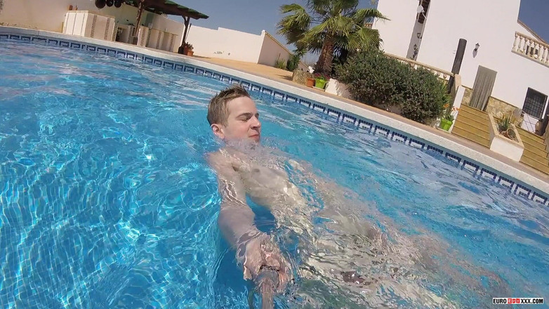 Euro boy xxx: 和热辣的小泰勒一起玩泳池