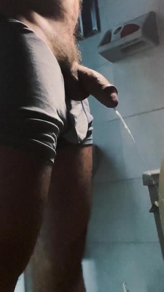 Latin mature king: Pria Macho kencing dengan kontol besarnya