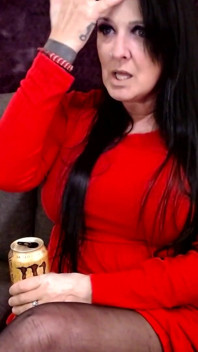 Wanita di Cougar Merah Merah
