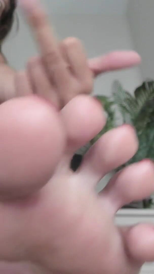 Feet lady: Middell Finger