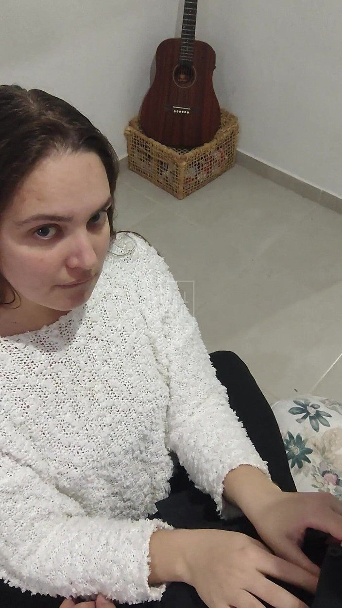 Angell Apolo: Esperando a Que Llegue Mi Marido Para Chuparlo Muy Sabroso....