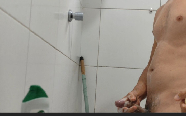 Straight Daddy Club: Grande garoto sexy fica com tesão enquanto toma banho.