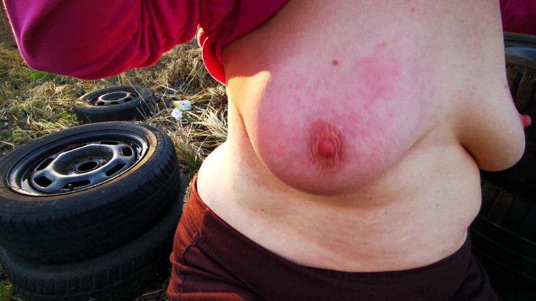 Bouncy Tits Action: Fericită bătaie între țâțe în pădure și parcare