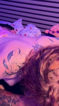 Mi Hermanastra Se Masturba Mientras Yo Echo La Siesta, Cuando Despierto, Está Tan Cachonda Que Acabamos Follando