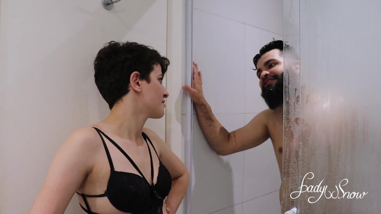 Lady Snow Brasil: Scopando il culo di due giovani ragazze in un trio
