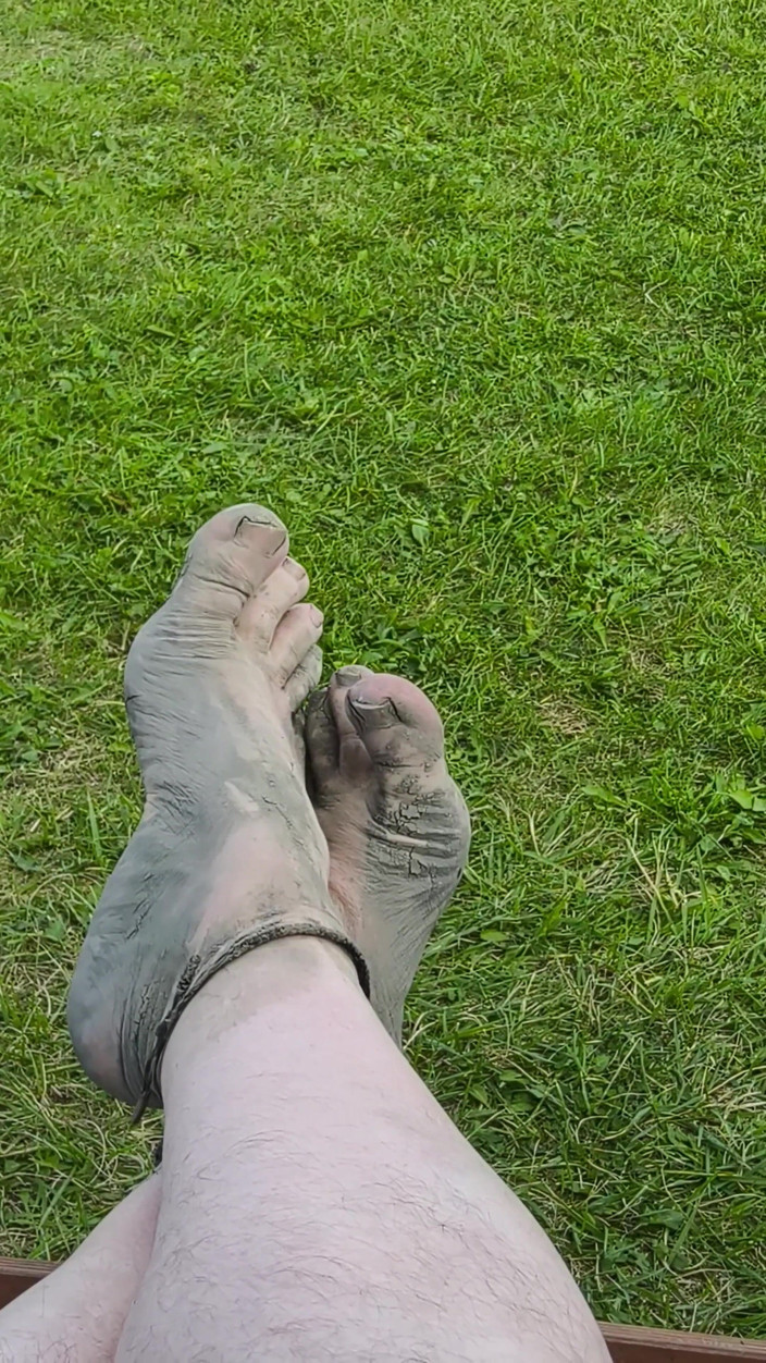 Footfetish: Босоніж чекаючи на приплив на пляжі