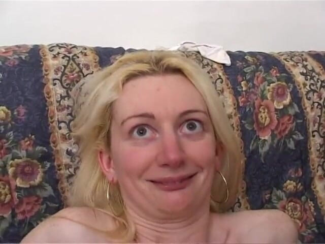 Milf in Love: コックを求めてアマチュア主婦