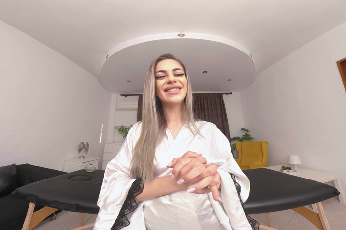 VRMansion: Ariana, Miley - Where the Boys Aren't