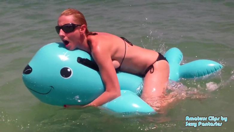Brittany Lynn: Un jouet gonflable bleu dans l'eau sur une plage jusqu'à...