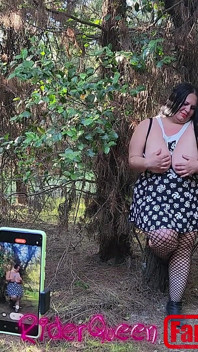 Reiterqueen allein, Draußen, Videos für fans