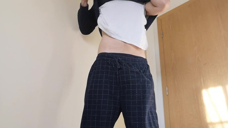 Rafael Torreano: ホットで滑らかな男がパジャマを脱ぎ、見せびらかし、オナニーしながらイキ、喘ぎながら射精する