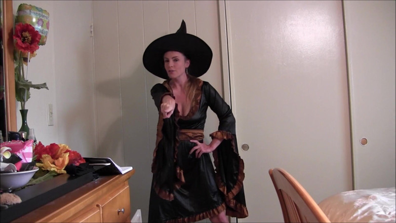Nikki Nevada: Anal masturbating witch