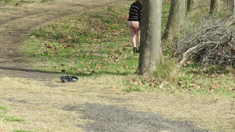 Milfcamsex: Caminando desnudo por el campo. Madura tímida rubia amateur se...
