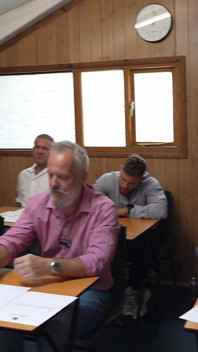 Sienna Day bere deset velkých ptáků v gangbangu a končí výstřikem na obličej