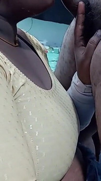 Tamil-vrouw diep in keel mond geneukt op haar man
