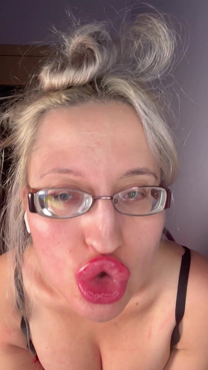 FinDom Goaldigger: Cuckold privat kamdyrkan - Gudinna i tjocka glasögon, våta läppar och...