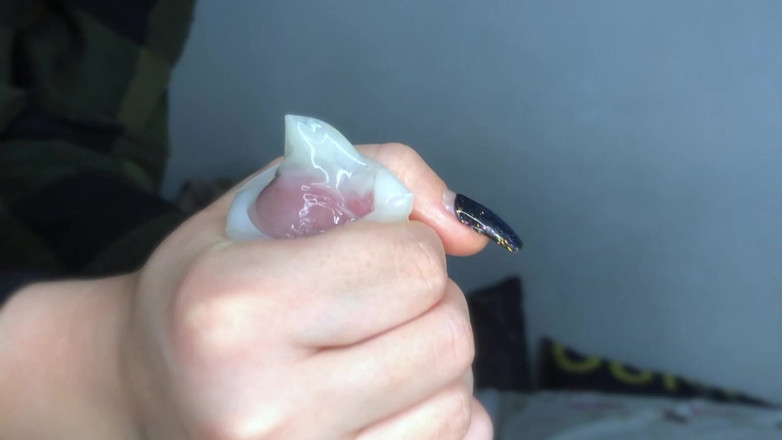 Vilu_and_Mi: Ingoiando sperma dal preservativo
