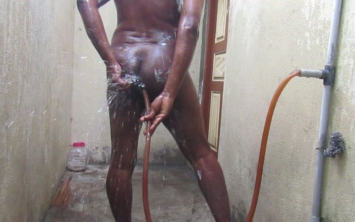 Tamil x cock: Zacht en hard onder de douche badend - een schone pik...