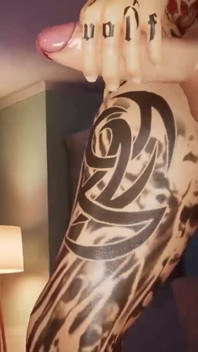 Donna ebano con grandi tette culo rotondo e magro uomo tatuato