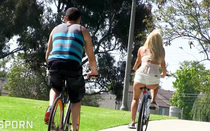 GS studio: Милфа-блондинка с большими сиськами с красивой задницей скачет на ее велосипеде и трахается