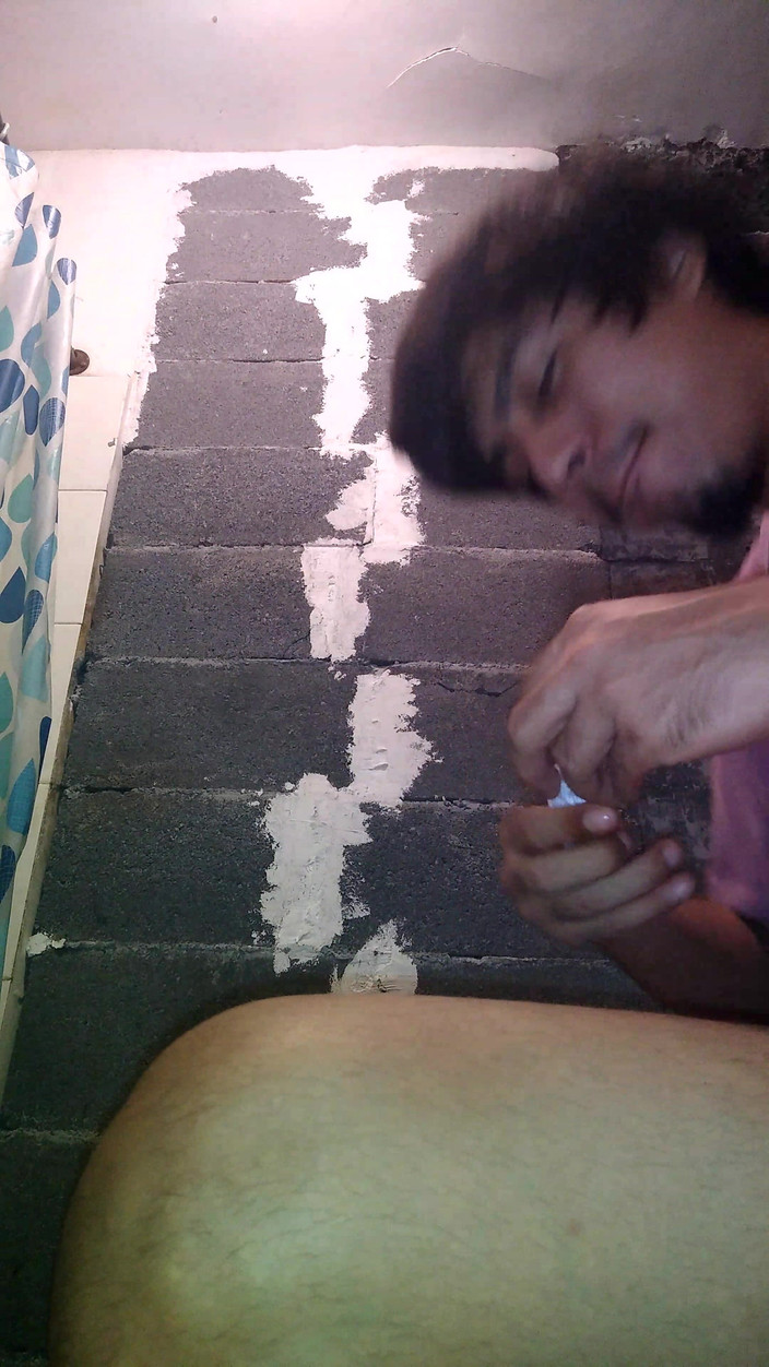 AlexAlejandro13: Grosse bite dans la salle de bain excitée